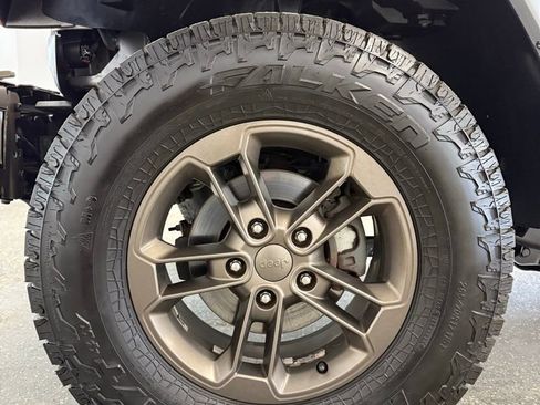 Used 2017 Jeep Wrangler Unlimited Sahara image 30