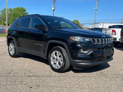 Used 2025 Jeep Compass Latitude AWD/4WD image 7