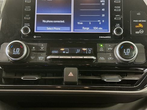 Used 2020 Toyota Highlander L image 23