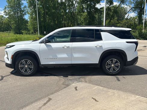 Used 2025 Chevrolet Traverse LT FWD image 2