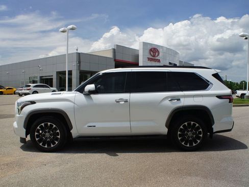 Used 2023 Toyota Sequoia Limited w/ Tow Technology Package AWD/4WD image 13