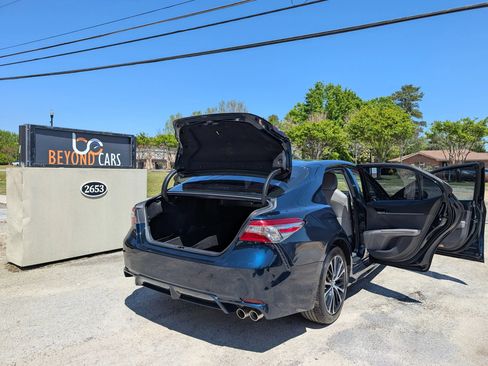 Used 2018 Toyota Camry SE FWD image 13