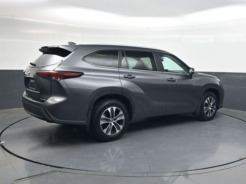 Used 2024 Toyota Highlander XLE image 4