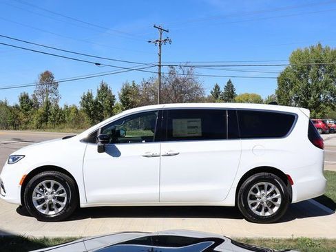 New 2026 Chrysler Pacifica Select image 31