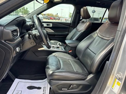 Certified 2020 Ford Explorer Platinum w/ Premium Technology Package AWD/4WD image 4