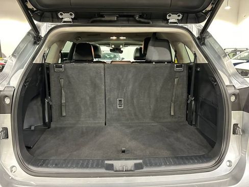 Used 2022 Toyota Highlander XLE FWD image 28