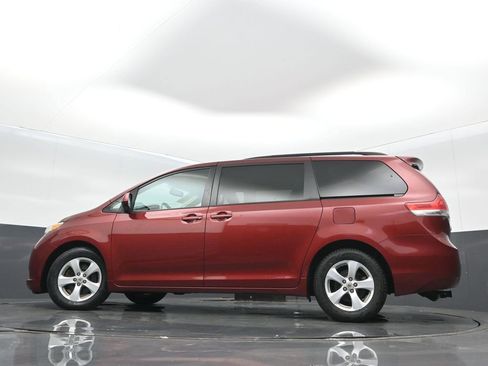 Used 2012 Toyota Sienna LE w/ Towing Pkg image 27