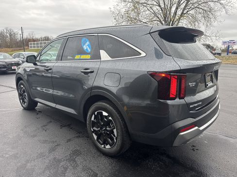 Used 2024 Kia Sorento S image 10