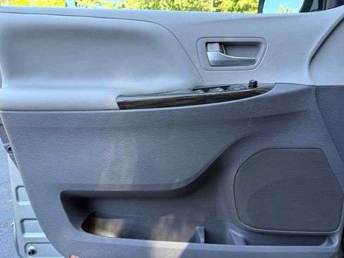 Used 2015 Toyota Sienna XLE w/ XLE Navigation Package FWD image 10