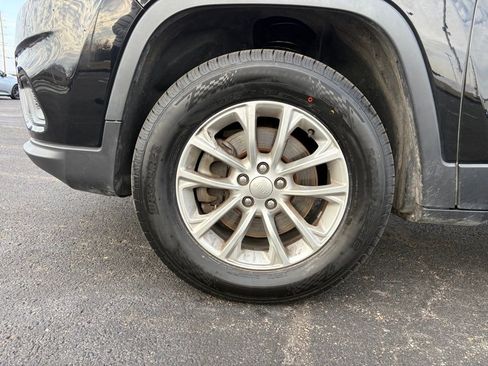 Used 2019 Jeep Cherokee Latitude w/ Cold Weather Group image 20