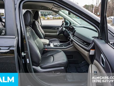 Used 2025 Kia Carnival EX image 25