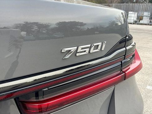 Used 2022 BMW 750i xDrive w/ Executive Package image 32