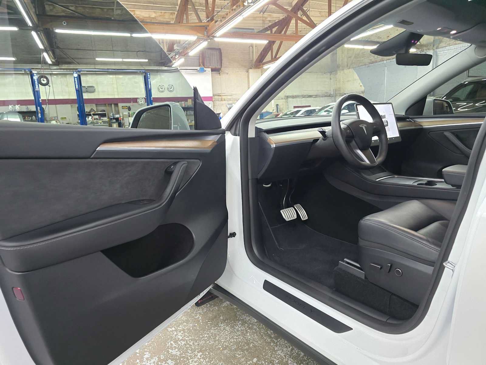 Used 2024 Tesla Model Y Performance AWD/4WD image 19