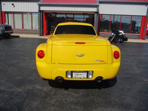 Used 2004 Chevrolet SSR w/ Preferred Equipment Group RWD image 4