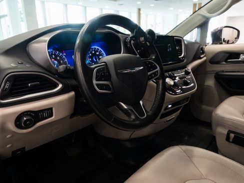 Used 2021 Chrysler Pacifica Touring-L FWD image 17