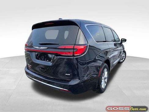 New 2026 Chrysler Pacifica Select image 3