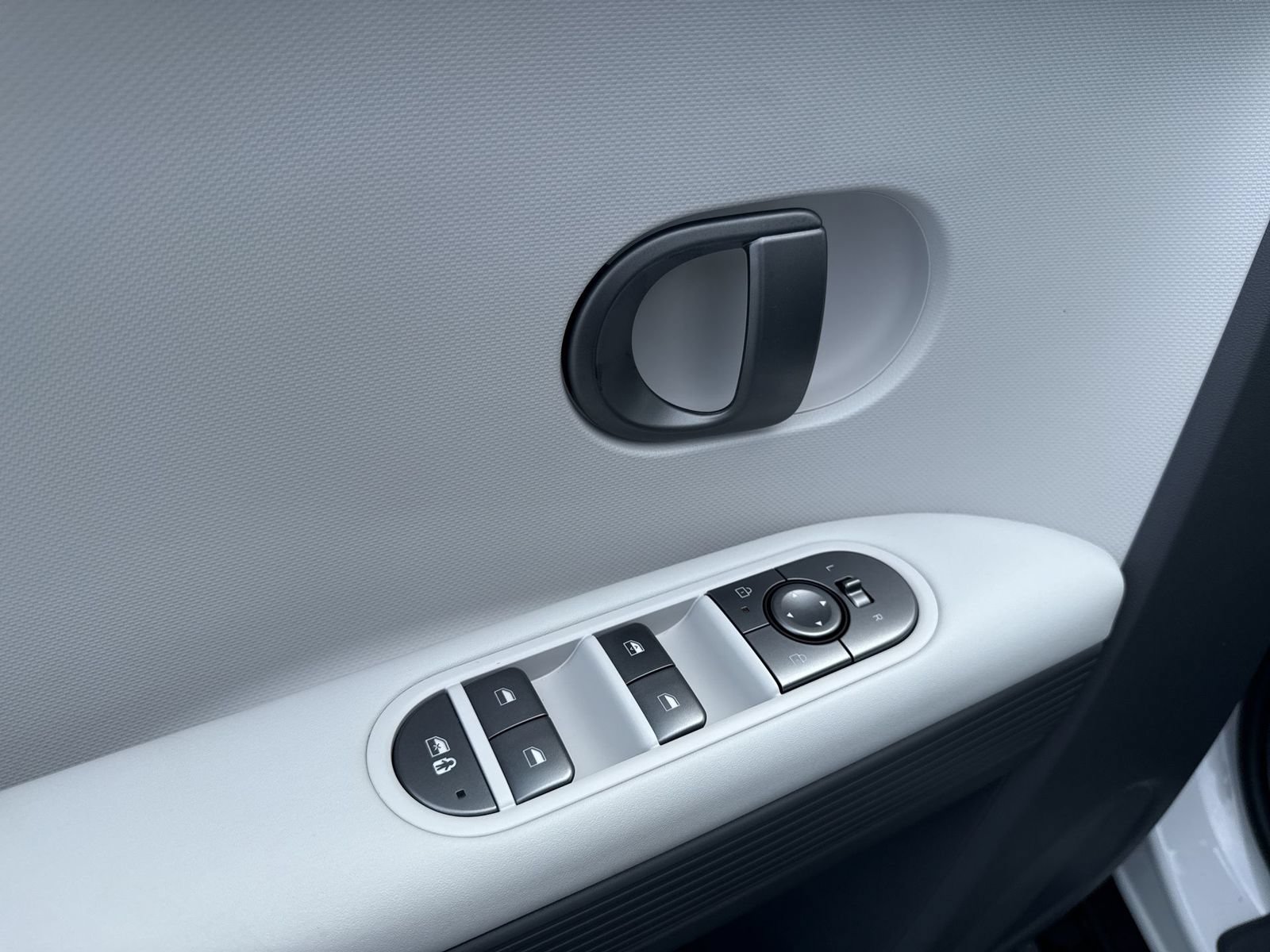 New 2026 Hyundai Ioniq 5 SE AWD/4WD image 14