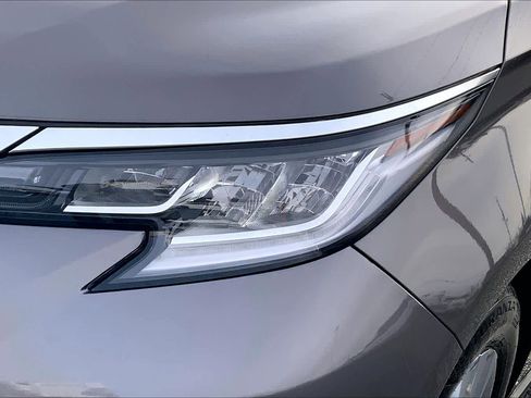 Used 2024 Toyota Sienna Limited image 28