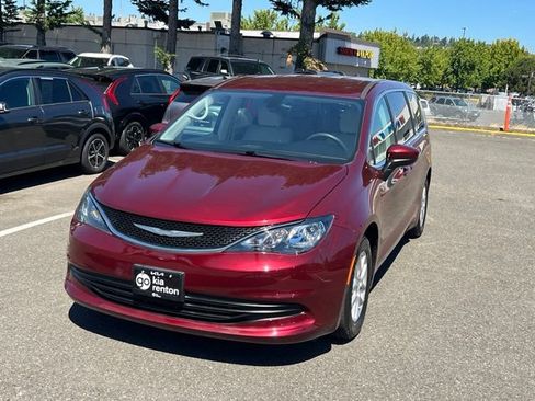 Used 2017 Chrysler Pacifica LX FWD image 3