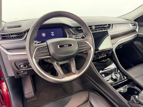 Used 2023 Jeep Grand Cherokee L Limited AWD/4WD image 4