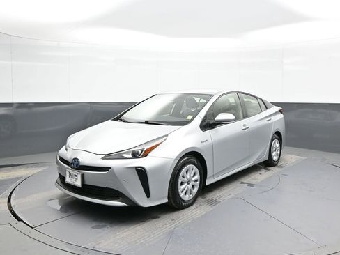 Certified 2022 Toyota Prius LE image 1