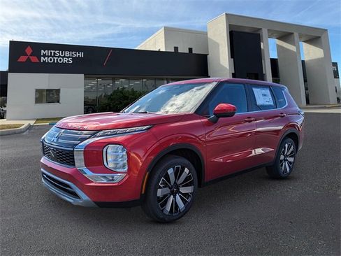 New 2025 Mitsubishi Outlander SE image 1