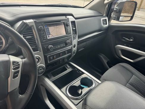 Used 2018 Nissan Titan SV w/ SV Convenience Package image 30