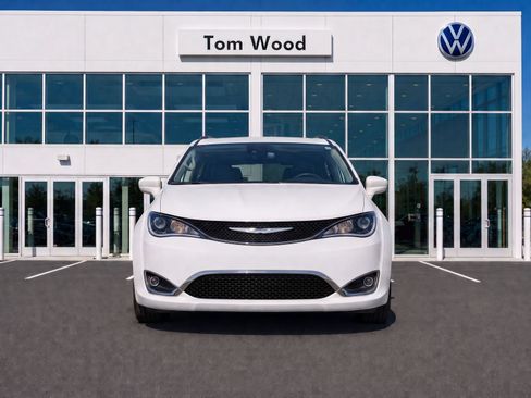 Used 2017 Chrysler Pacifica Touring-L w/ Tire & Wheel Group FWD image 8