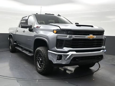 Used 2025 Chevrolet Silverado 2500 LT AWD/4WD image 8