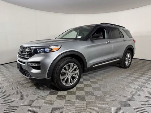 Used 2024 Ford Explorer XLT w/ Equipment Group 202A AWD/4WD image 3