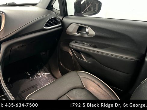 Used 2023 Chrysler Pacifica Limited w/ Uconnect Theater Family Group FWD image 10