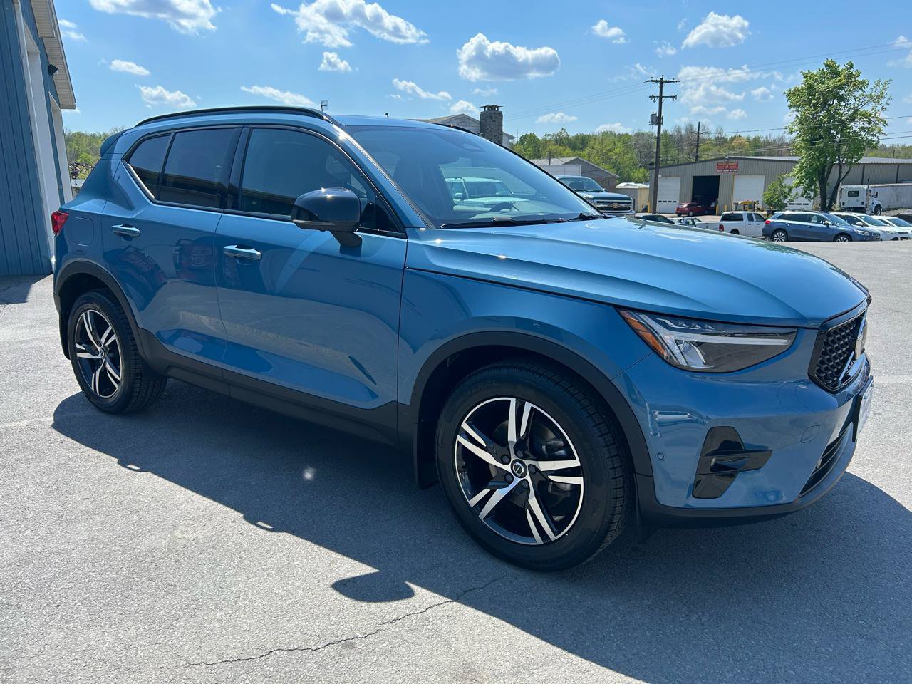 Used 2023 Volvo XC40 B5 Plus w/ Driver Assist Package AWD/4WD image 7