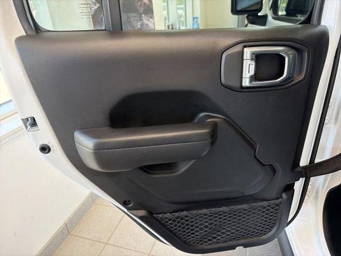 Used 2025 Jeep Wrangler Unlimited Rubicon AWD/4WD image 14