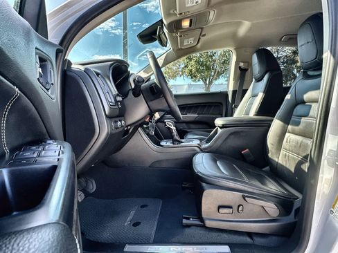 Used 2022 GMC Canyon Denali image 2