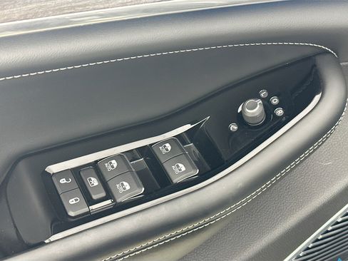 Used 2022 Jeep Grand Cherokee Overland w/ Luxury Tech Group IV image 18