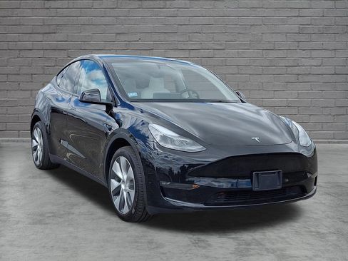 Used 2023 Tesla Model Y Long Range AWD/4WD image 2