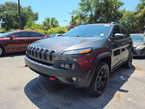 Used 2018 Jeep Cherokee Trailhawk w/ Comfort/Convenience Group AWD/4WD image 3