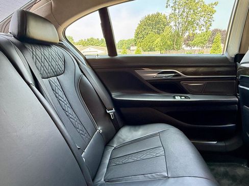 Used 2017 BMW 750i xDrive AWD/4WD image 31
