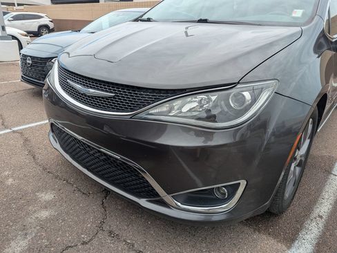 Used 2018 Chrysler Pacifica Limited w/ Tire & Wheel Group FWD image 8