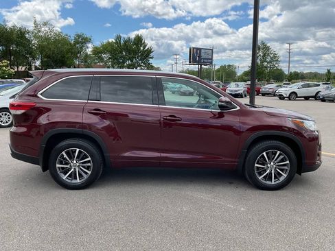Used 2017 Toyota Highlander XLE AWD/4WD image 9