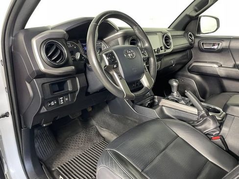 Used 2019 Toyota Tacoma Limited AWD/4WD image 3