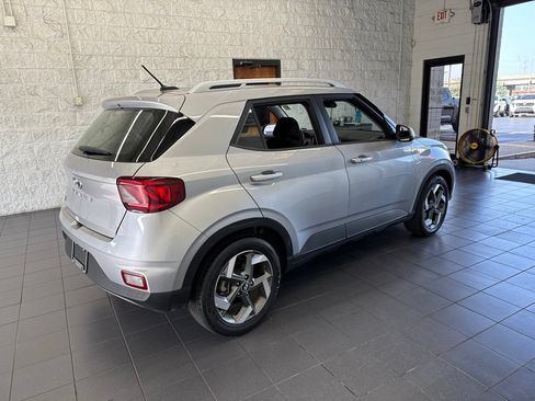 Used 2025 Hyundai Venue SEL FWD image 8