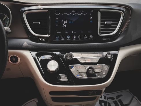 Used 2019 Chrysler Pacifica Touring Plus w/ Tire & Wheel Group FWD image 14