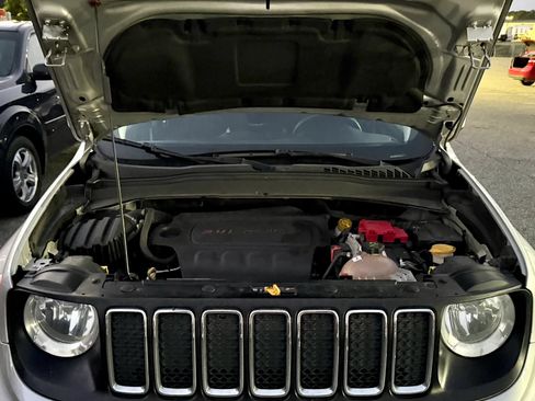 Used 2020 Jeep Renegade Latitude FWD image 29