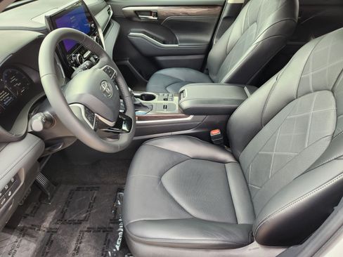 Used 2024 Toyota Highlander Platinum FWD image 9
