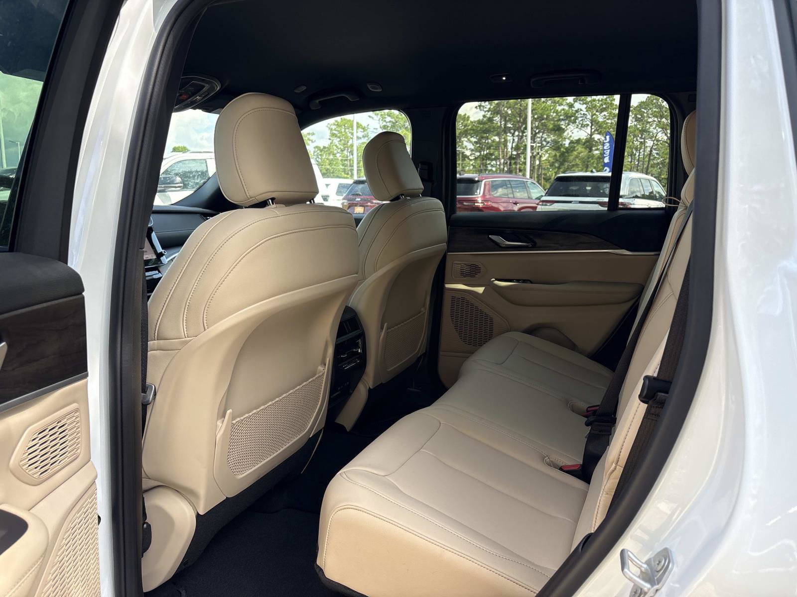 New 2027 Jeep Grand Cherokee Limited RWD image 15