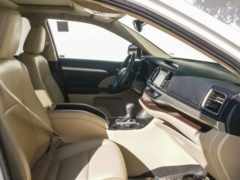 Used 2015 Toyota Highlander XLE image 17