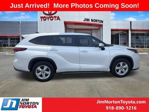 Used 2022 Toyota Highlander L FWD image 8