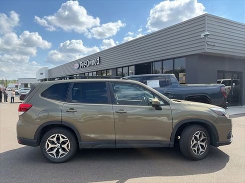 Used 2023 Subaru Forester Premium AWD/4WD image 2