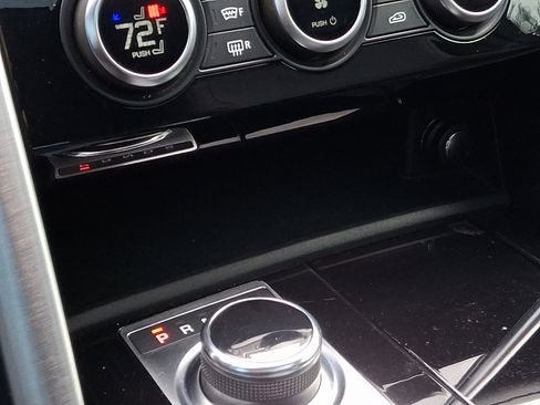 Used 2020 Land Rover Discovery HSE image 26